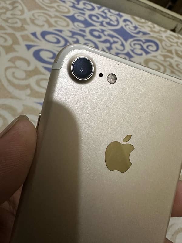 Iphone 7 PTA Approved 32GB golden 4