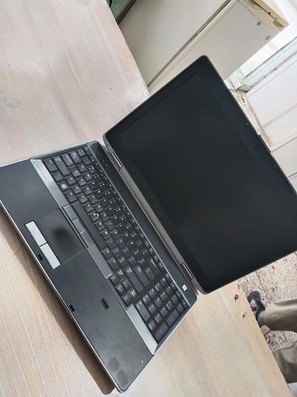 Dell latitude E6530 11