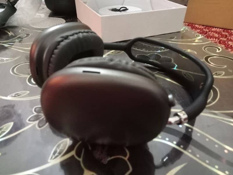 wireless headphones with cover 0