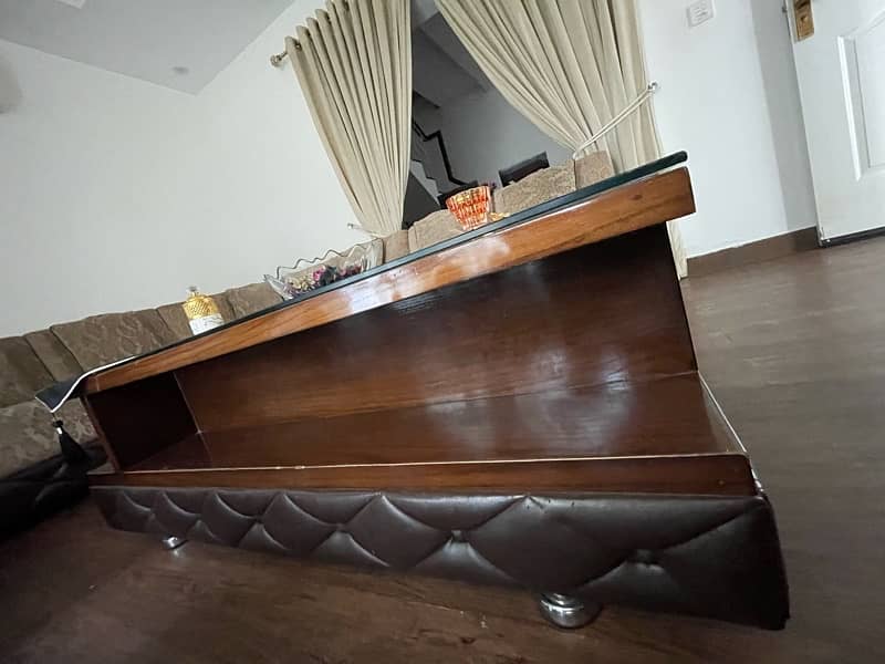 center table for tv - lounges etc condition 10/10 4