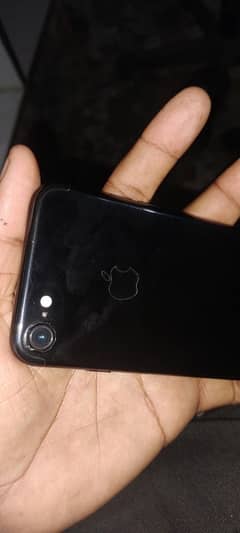 I phone 7 128 gb pta prof ha bikul saf ha thora sa glass brack ha