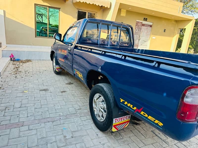 Toyota hilux 2006 model 3