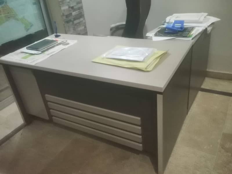 Office Furniture Bilkul New hai just 3 month used hai 0