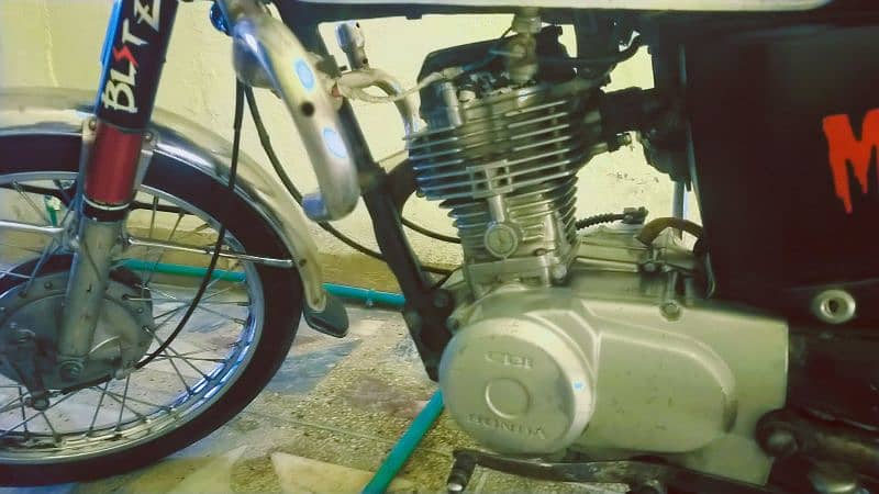 part's orejnel amazing condition Honda 125 2007model Peshawar namber 10