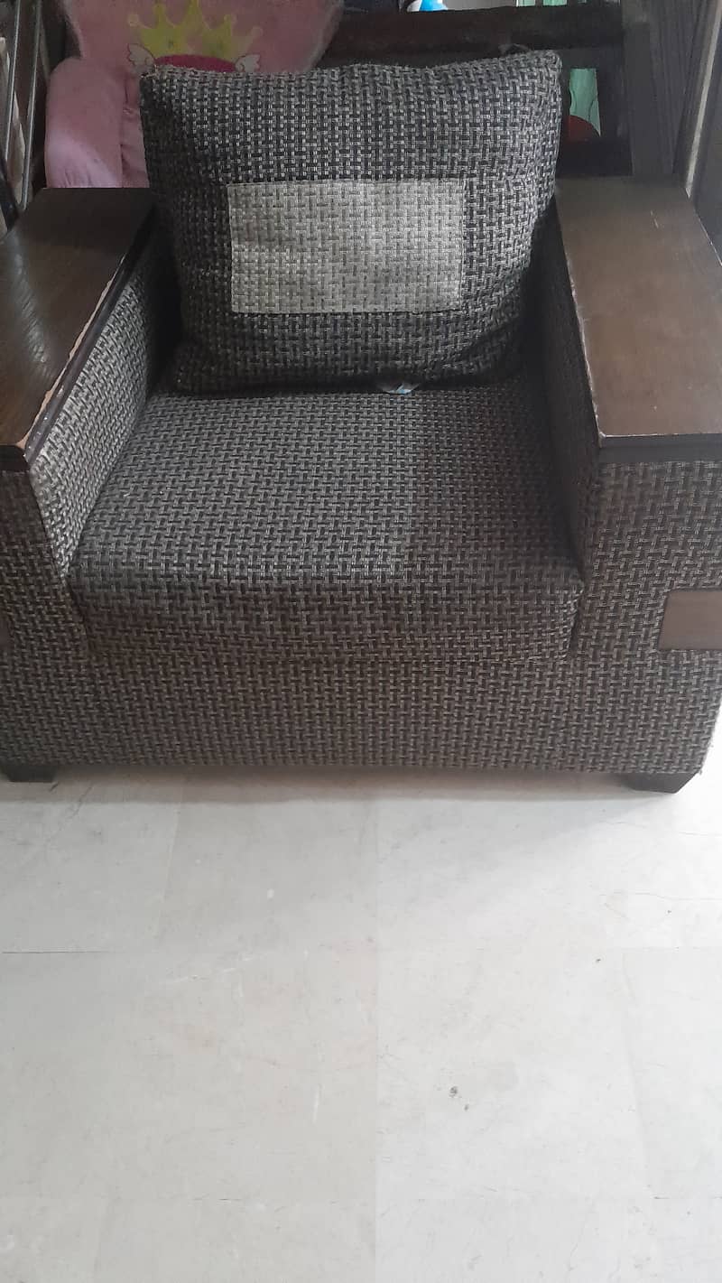 6 seaters sofa , R block Model Town, Lahore 3