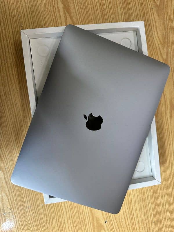 Macbook Pro M1, 13", (8/256) Complete Box 3