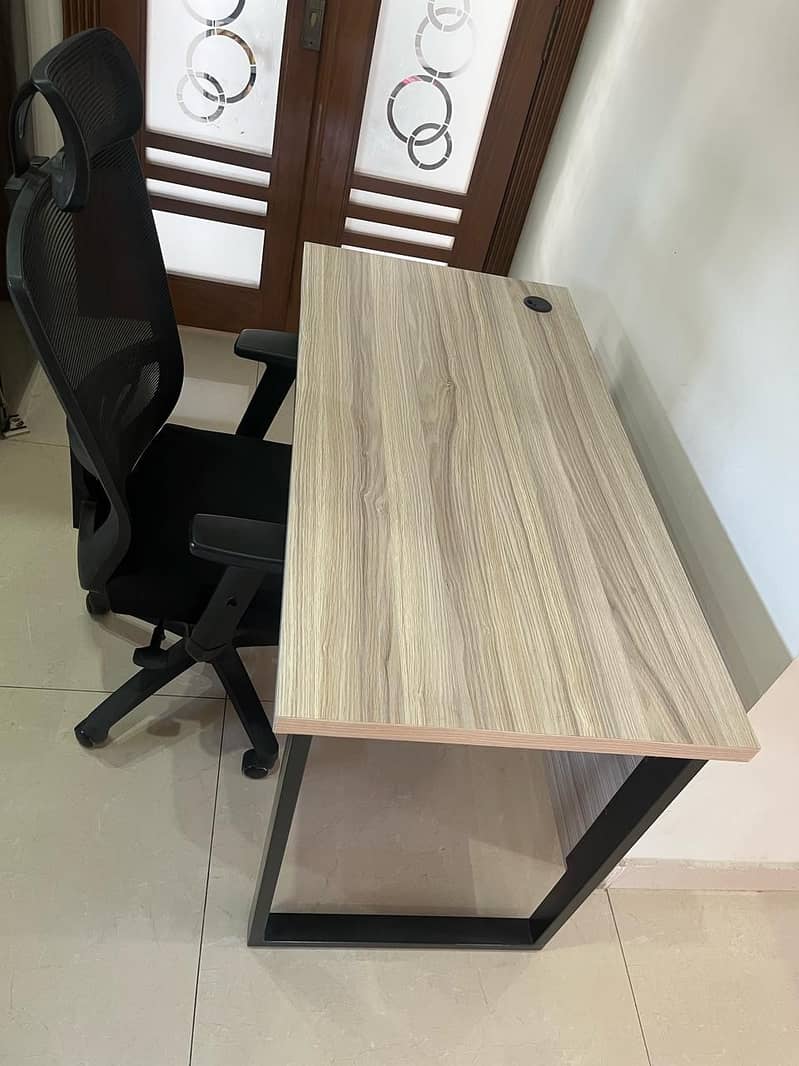 Ergonomic Office Chair & Durable Work Table – Excellent Condition 0