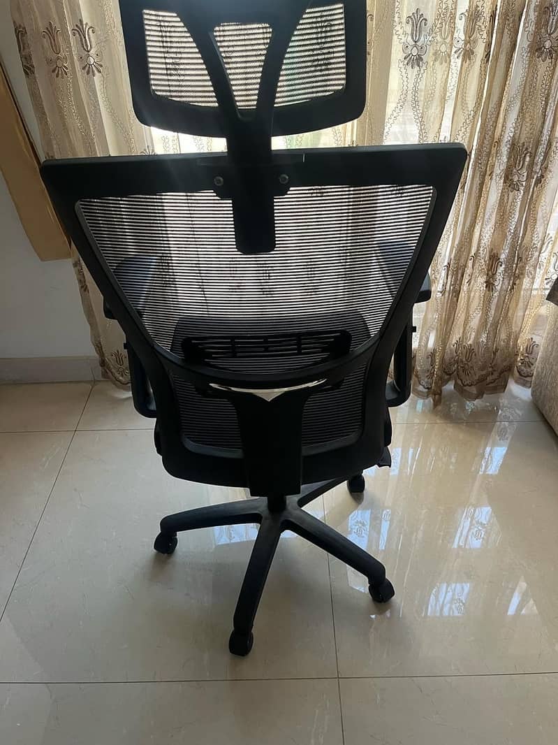 Ergonomic Office Chair & Durable Work Table – Excellent Condition 3