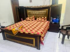 king size bed with 2 big side table and 1 dressing