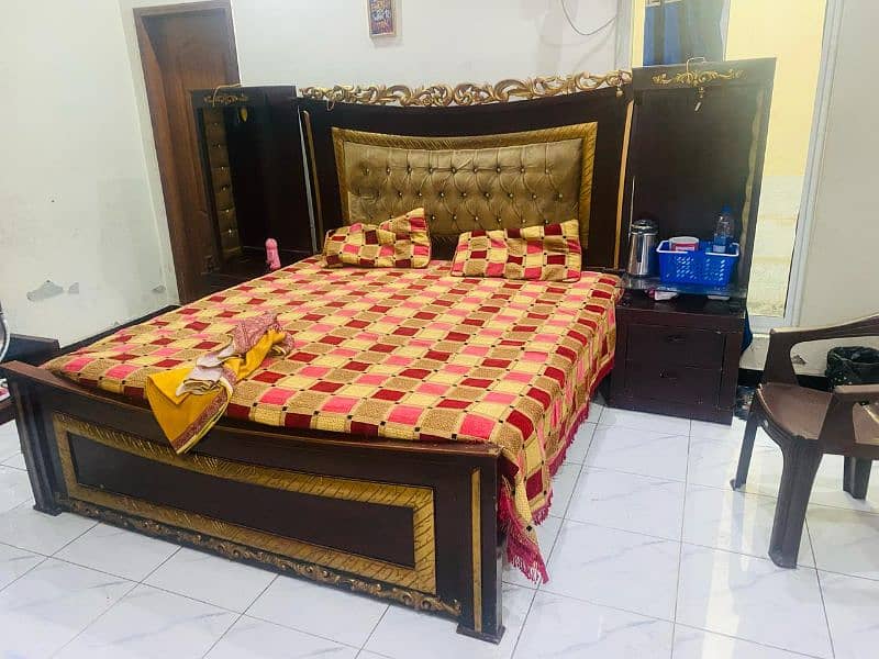 king size bed with 2 big side table and 1 dressing 1