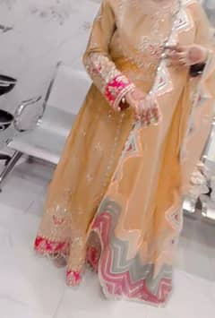 Mehndi dress maxi medium to lrge size  pice 9k jisy lyni hai tabta kr