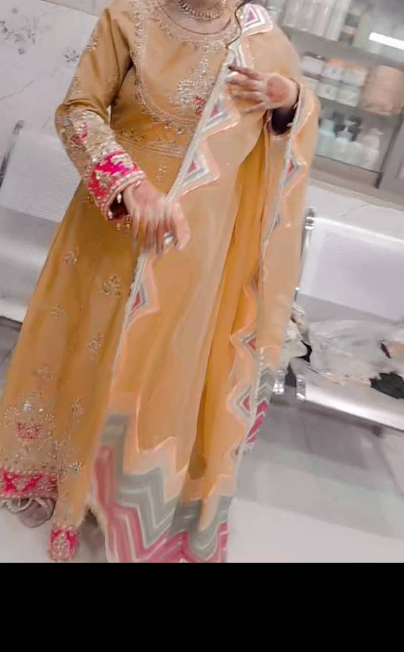 Mehndi dress maxi medium to lrge size  pice 9k jisy lyni hai tabta kr 1