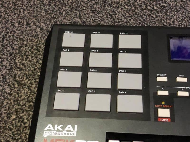 Akai Professional MPK25 Midi Keyboard - Midi Controller with 25 Keys 4