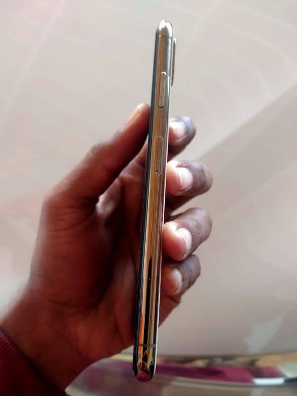 iphone xs max jv 64 gb 81 battery health bilkul new condition hai 4