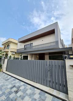 Modern Straight Line Double Heighted Lounge Designer House For Sale