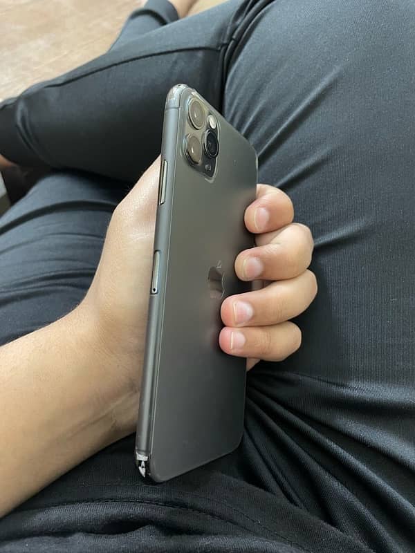 iphone 11 pro max 4