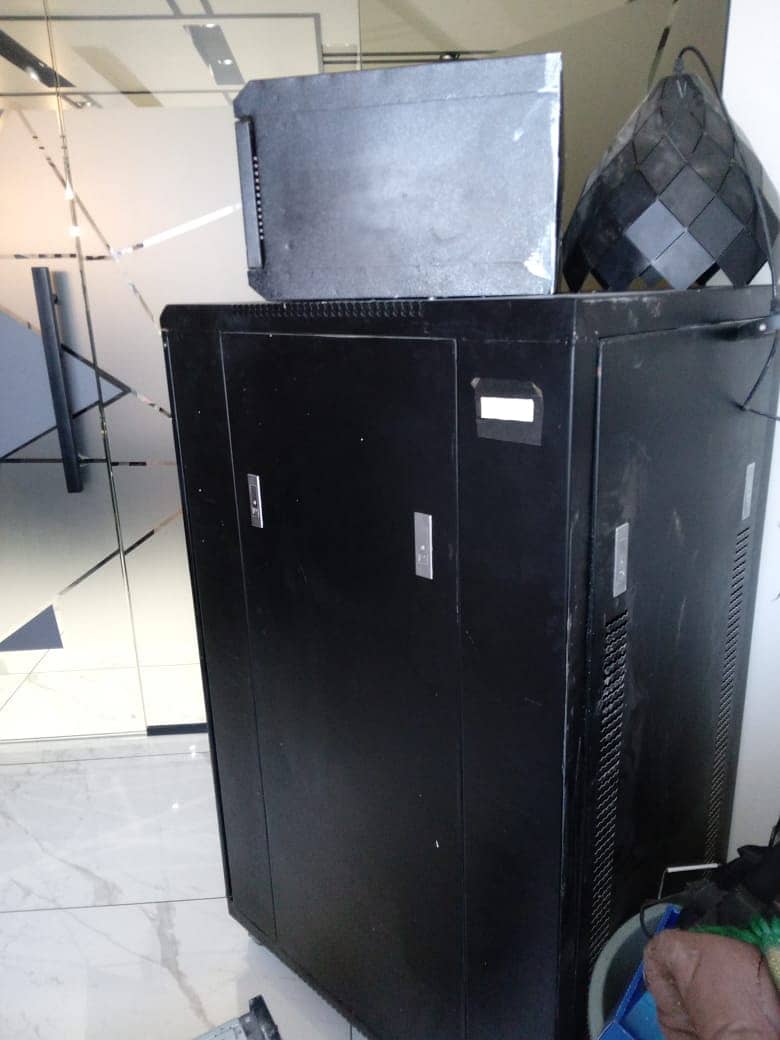 Server machine with rack 0