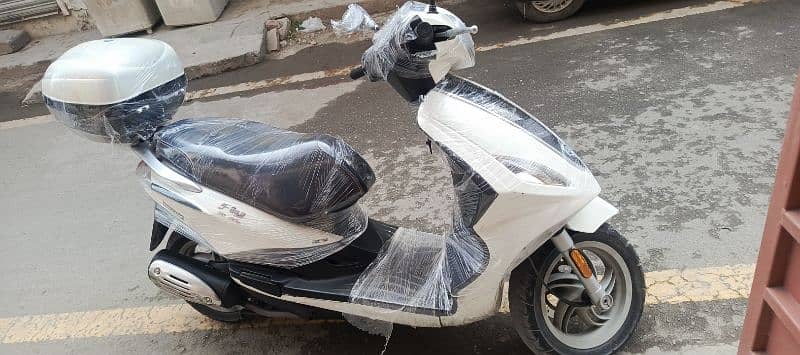 vespa piaggio 150cc  scooty available contact at**03004142432** 1