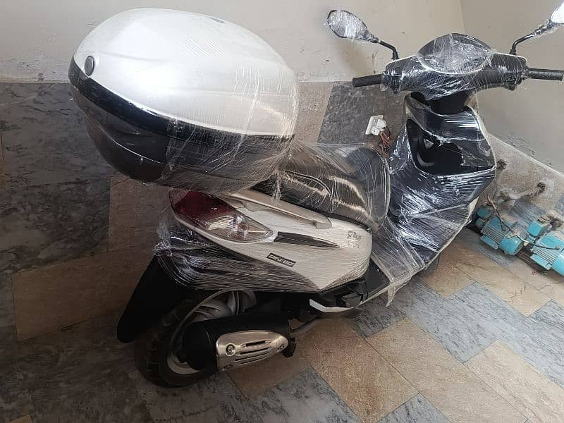 vespa piaggio 150cc  scooty available contact at**03004142432** 2