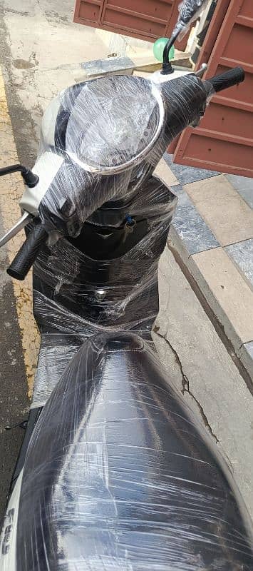vespa piaggio 150cc  scooty available contact at**03004142432** 19