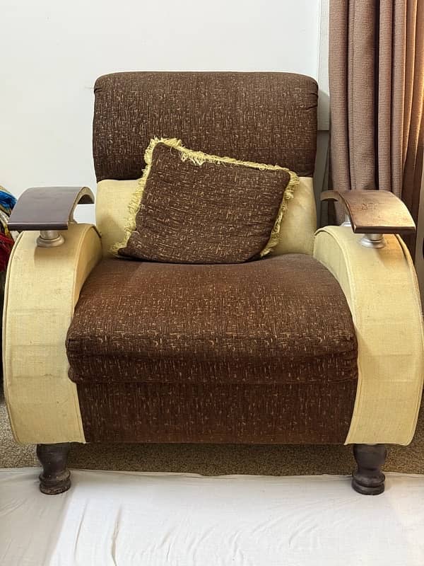 2 Sofa Sets | 5 + 4 Seater For Sale 1