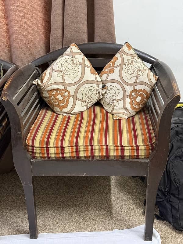 2 Sofa Sets | 5 + 4 Seater For Sale 6