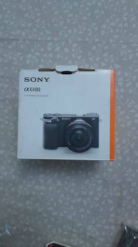 Sony A6100 (10/10) + Viltrox 35mm 1.7 + 64 GB 4k card + Charger 0