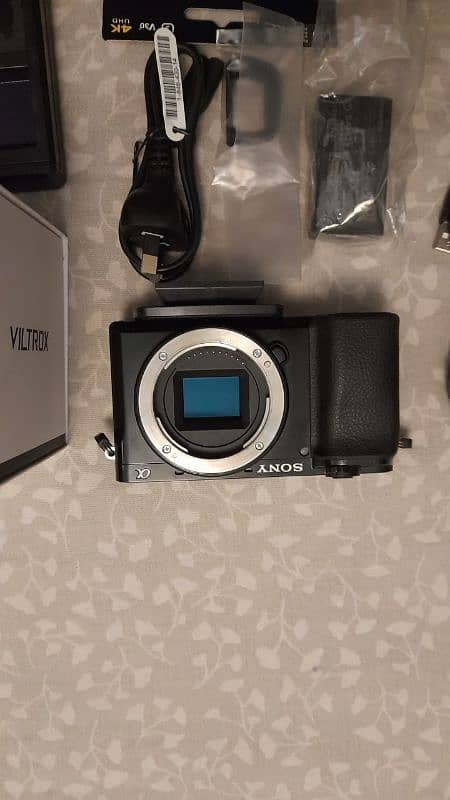 Sony A6100 (10/10) + Viltrox 35mm 1.7 + 64 GB 4k card + Charger 6