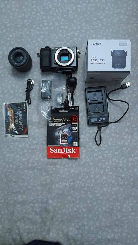 Sony A6100 (10/10) + Viltrox 35mm 1.7 + 64 GB 4k card + Charger 7