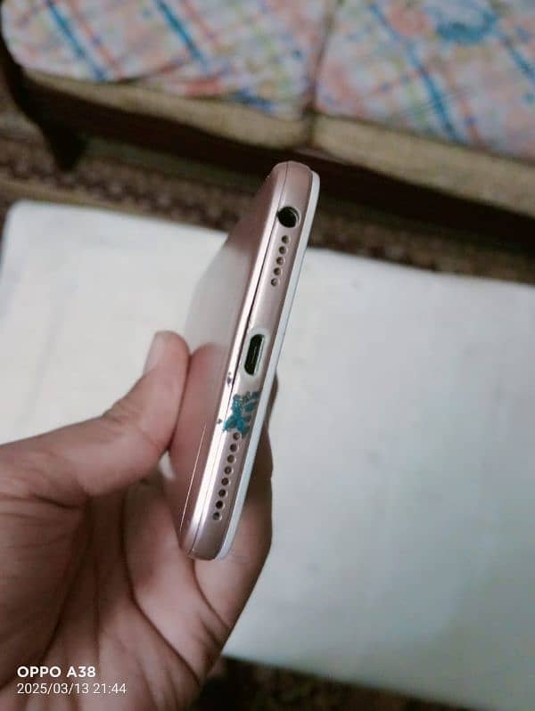 oppo F1s mobile Hy bilkul new Hy lakin box nai Hy 7