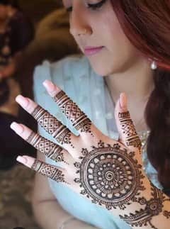 EID MEHNDI LGWAEN WO BHI APNY GHR MA OP