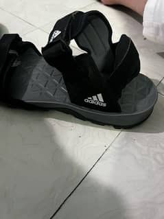 selling my brand new adidas sandles. used it one time