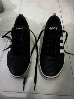 selling my Adidas sneakers in brand new condition