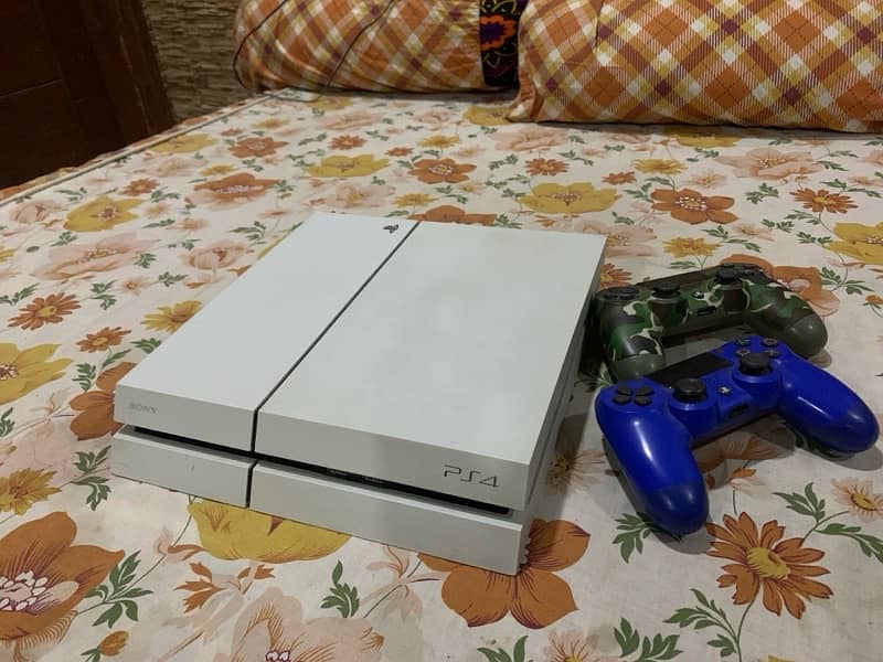 Ps4 White 500GB Mint condition from Australia and 2 controllers 0