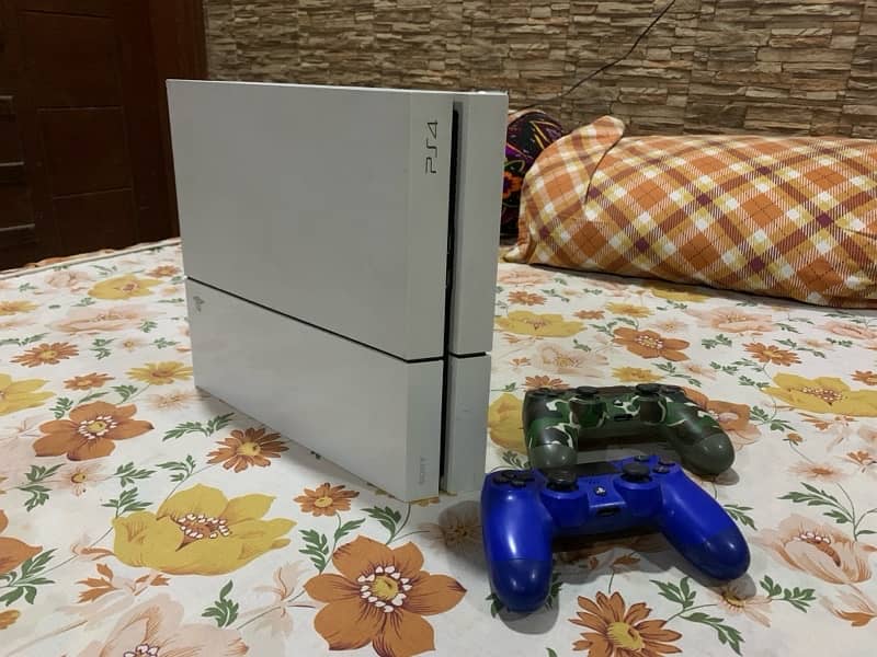 Ps4 White 500GB Mint condition from Australia and 2 controllers 4