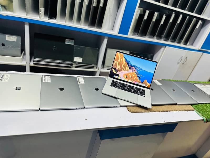 (16 inch) (2019) i9 (16gb/1TB  ) (4gb GPU) (APPLE PRO) Magic Keyboard 16
