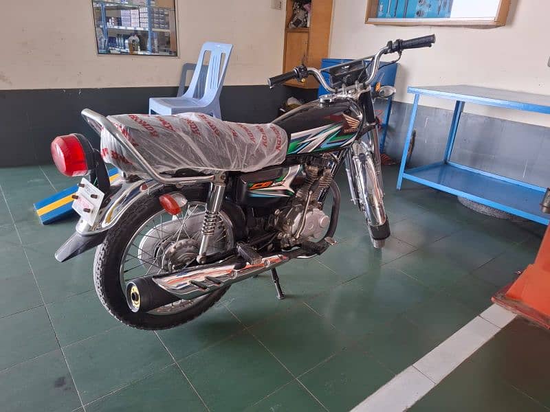 Honda 125 2023 Black 3