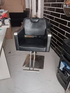 Salon chair for sale uzd. . 0370 4553939 wats contact