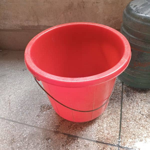 red bucket 27 liters 0