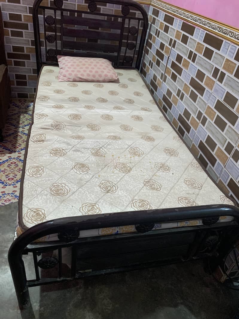 Single rod iron bed 0