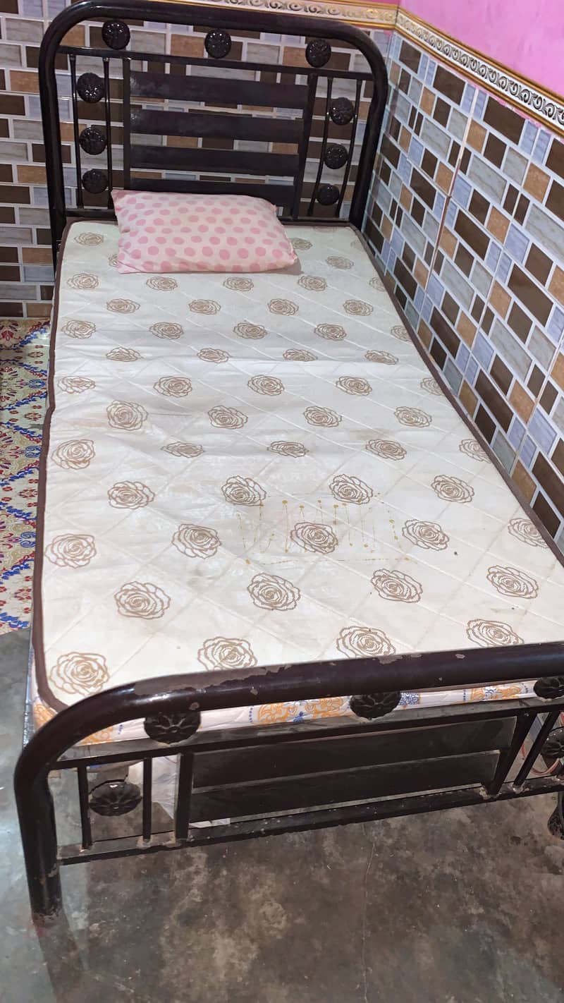 Single rod iron bed 1