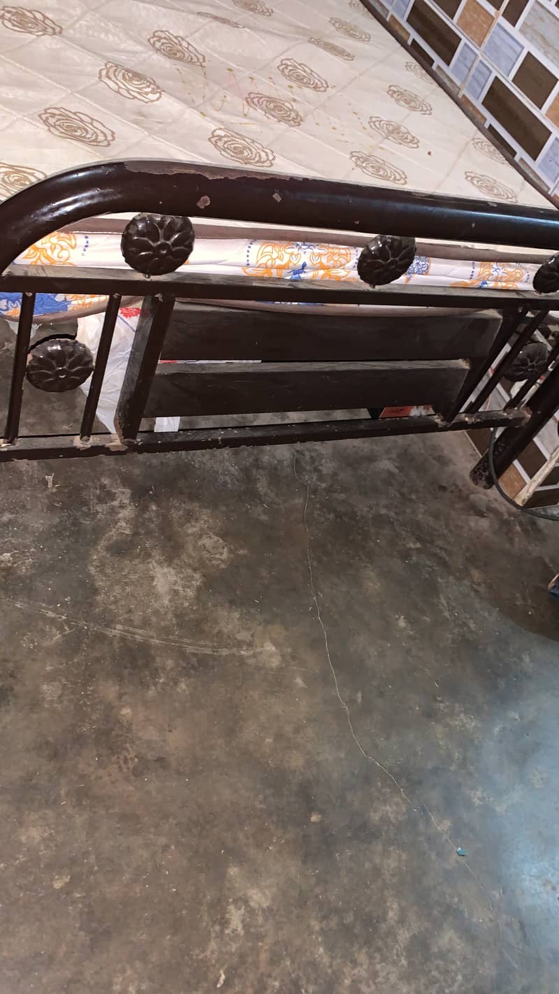 Single rod iron bed 3