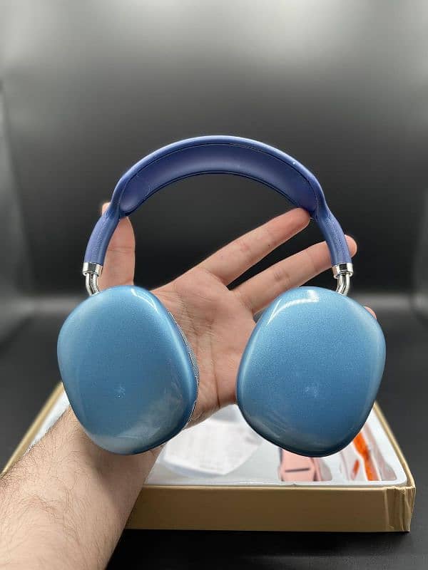 1 x Headphone, 1 x Watch, 1 x Box, 1 x Manual, 1 x Charging Case, 3