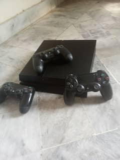 playstation 4 used with 3 controllers