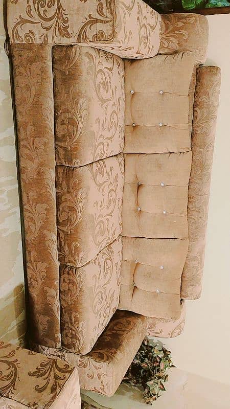 A complete sofa set in bestest condition(original wood) 0