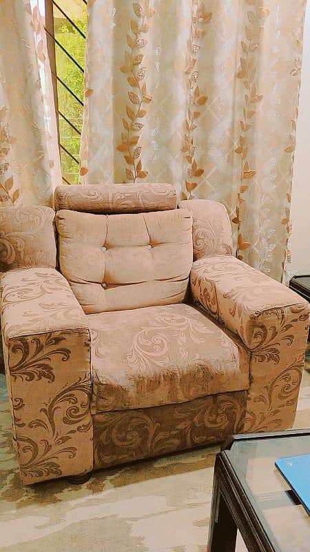 A complete sofa set in bestest condition(original wood) 2