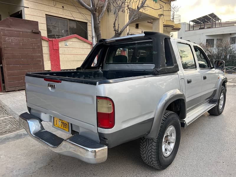 Toyota Hilux 2002 1