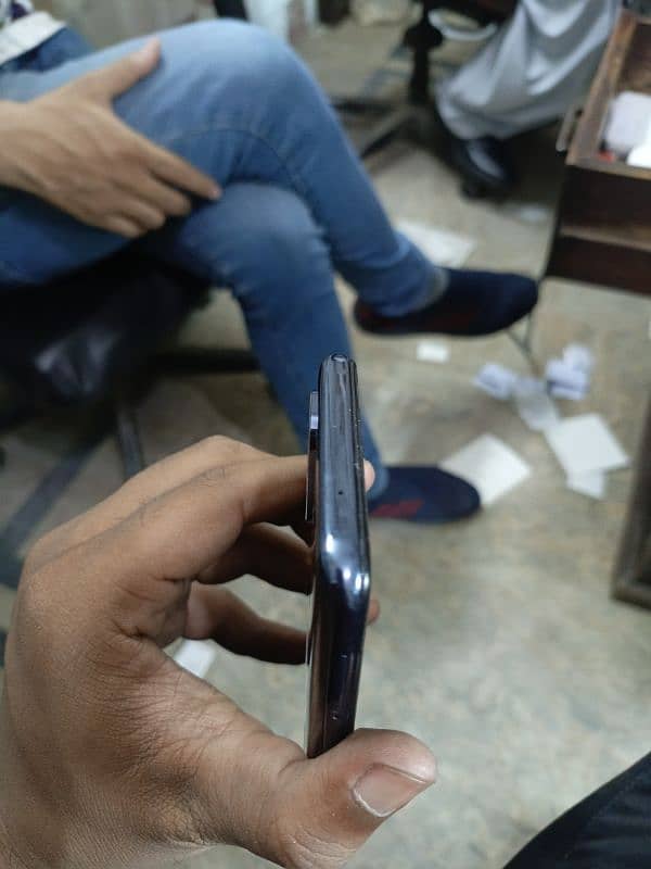 One plus N10 5G 6gb ram 128rom Best battery time PTA approved. 1