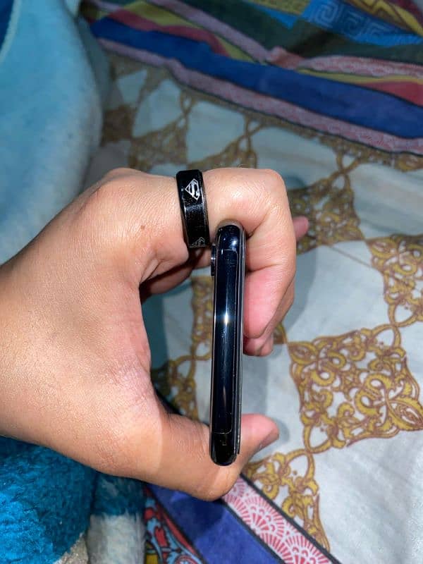iphone xs PTA approved with box n charger 3