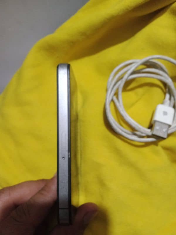 iphone 4 16gb 100 percent geniune no fault antique phone 1